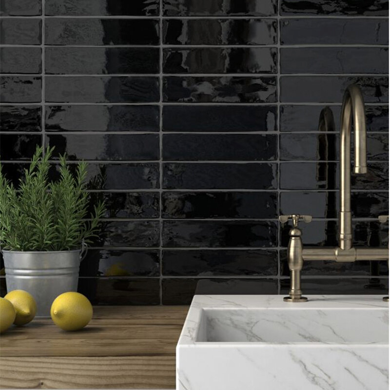 Древесные оттенки отлично сочетаются с любым однотонным покрытием или натуральными материалами, такими как мрамор.