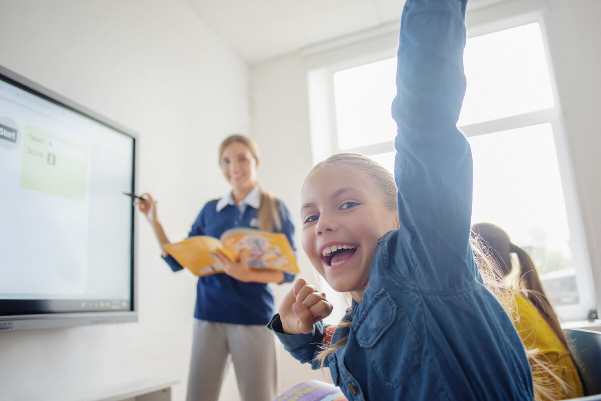 В Летней академии English First ребенок освежит большинство пройденных в школе слов, раскрепостится за счет разговорной практики со сверстниками, а благодаря увлекательной авторской подаче материала – посмотрит на английский язык с новой для себя стороны.