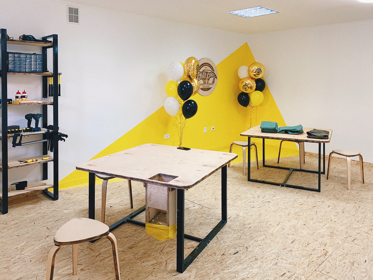 Вот так выглядит детская столярная мастерская.