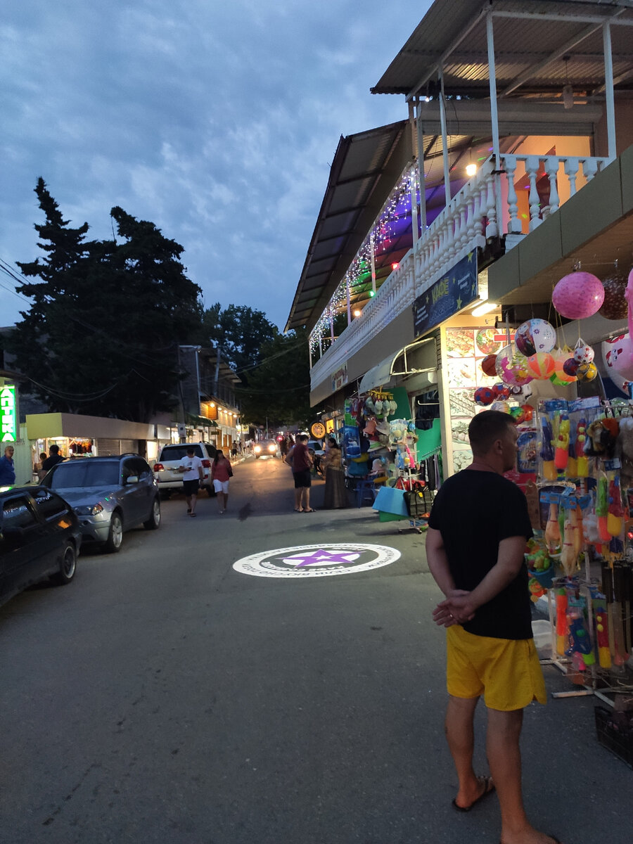 Вокзал в Шепси - это центр жизни, здесь все: море, аптека, магазины, кафе, экскурсии...