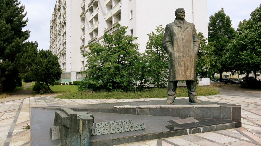 Сохранившийся памятник. Памятник Ленину в Германии. Памятник Ленину Шверин. Ленин Владимир Ильич памятник. Памятники Ленину в ГДР.