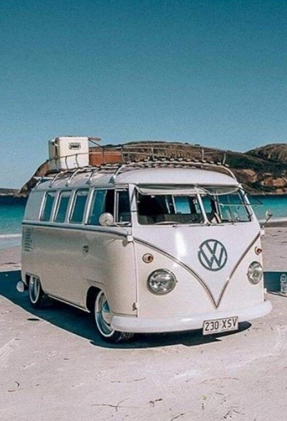 "Volkswagen T1 на пляже" - идеальное сочетание пейзажа и техники.