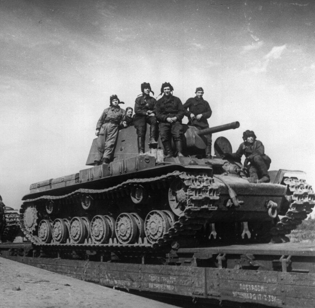 Когда на поле боя второй мировой войны появился танк КВ-1 (Клим Ворошилов)  немцы были в недоумении. Броню этого гиганта не брала ни одна пушка. Немецкие танки просто не могли ничего сделать с КВ.-2