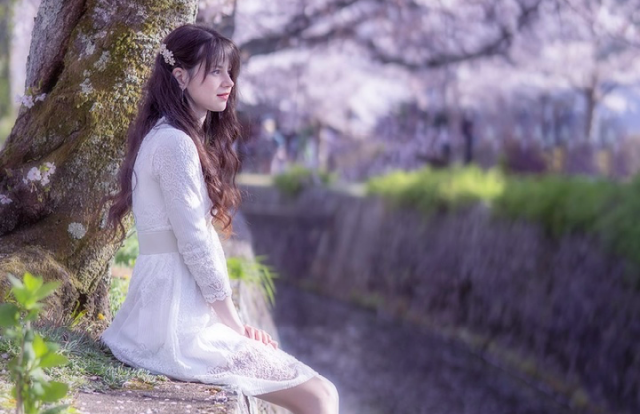 Фото девушки. "Усаги" означает "кролик" или "заяц" с японского языка