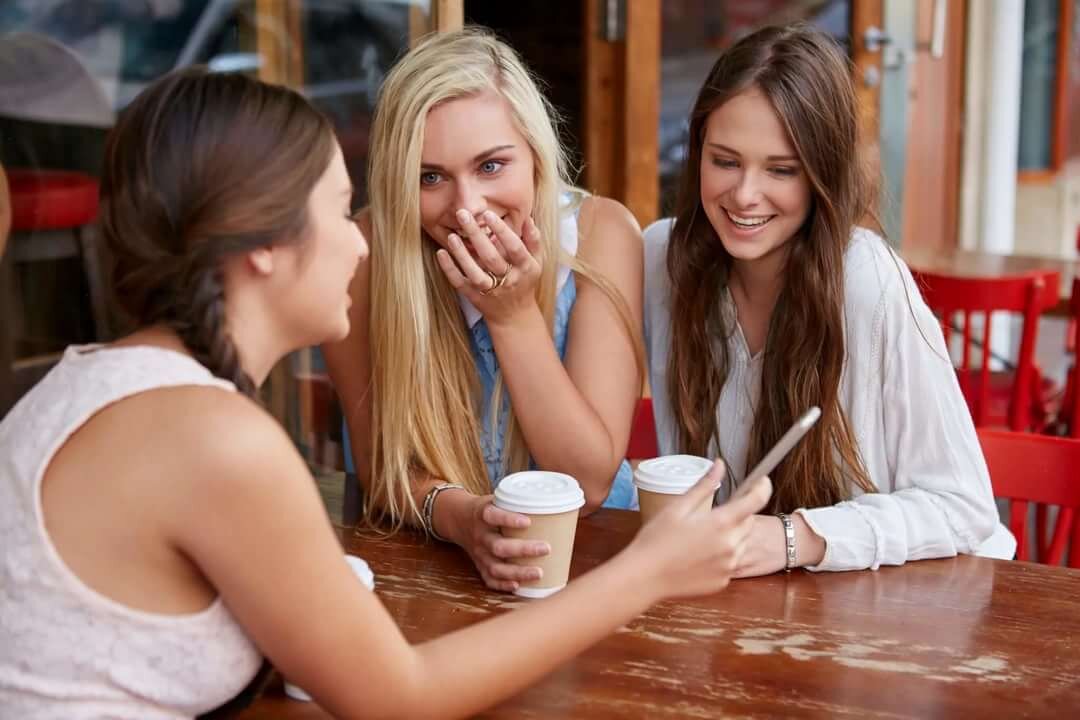 Встреча подруг в кафе фото
