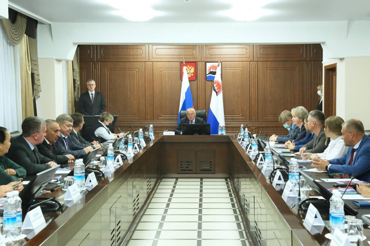 kamchatka.er.ru Владимир Солодов выступил перед избранными депутатами и предложил Ирину Унтилову на должность спикера  