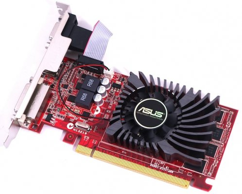 4. ASUS RADEON R7 240
Рейтинг продолжает низкопрофильная видеокарта для игр ценой до 10 000 рублей 2021 года, отличающаяся низкой стоимостью и высокими эксплуатационными характеристиками. Частота графического процессора с кодовым названием Oland PRO составляет 730 МГц. Стоит отметить, что камень выполнен в соответствии с 28-нанометровым техпроцессом. Объем видеопамяти насчитывает 2 ГБ, что позволяет запускать многие современные игры. 
Ключевой особенностью является впечатляющая разрядность шины – 128 бит, что очень необычно для видеокарты такой стоимости. Еще одно достоинство заключается в поддержке AMD AP. Многие владельцы модели положительно отзываются об эффективном охлаждении и невысоком уровне шума. Также к плюсам можно отнести компактность конструкции, которая может поститься в любом корпусе.