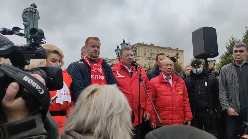 Валерий Рашкин (справа) и его правая рука Денис Парфенов (в центре) на акции протеста 25.09.