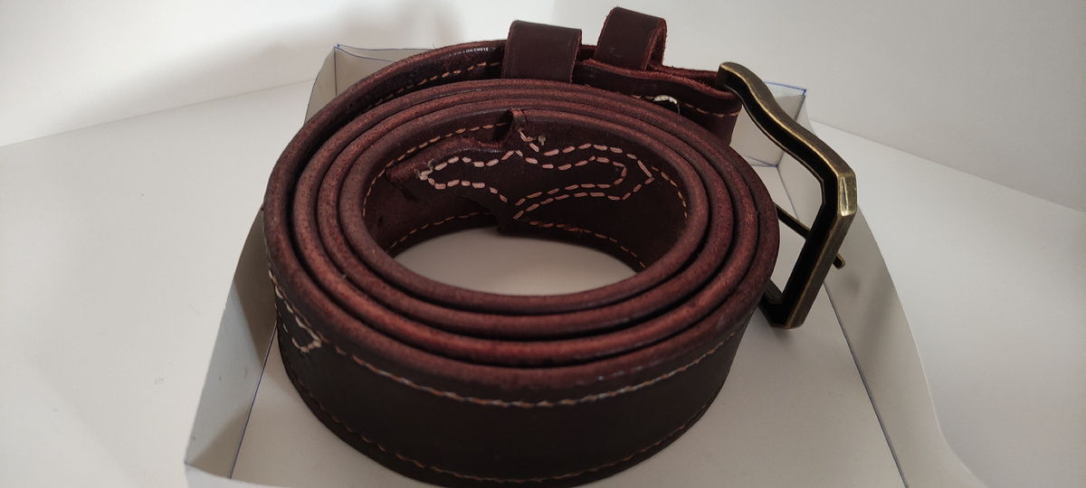 Этот ремень был сделан под заказ. Это первый заказ спустя полгода работы по коже.