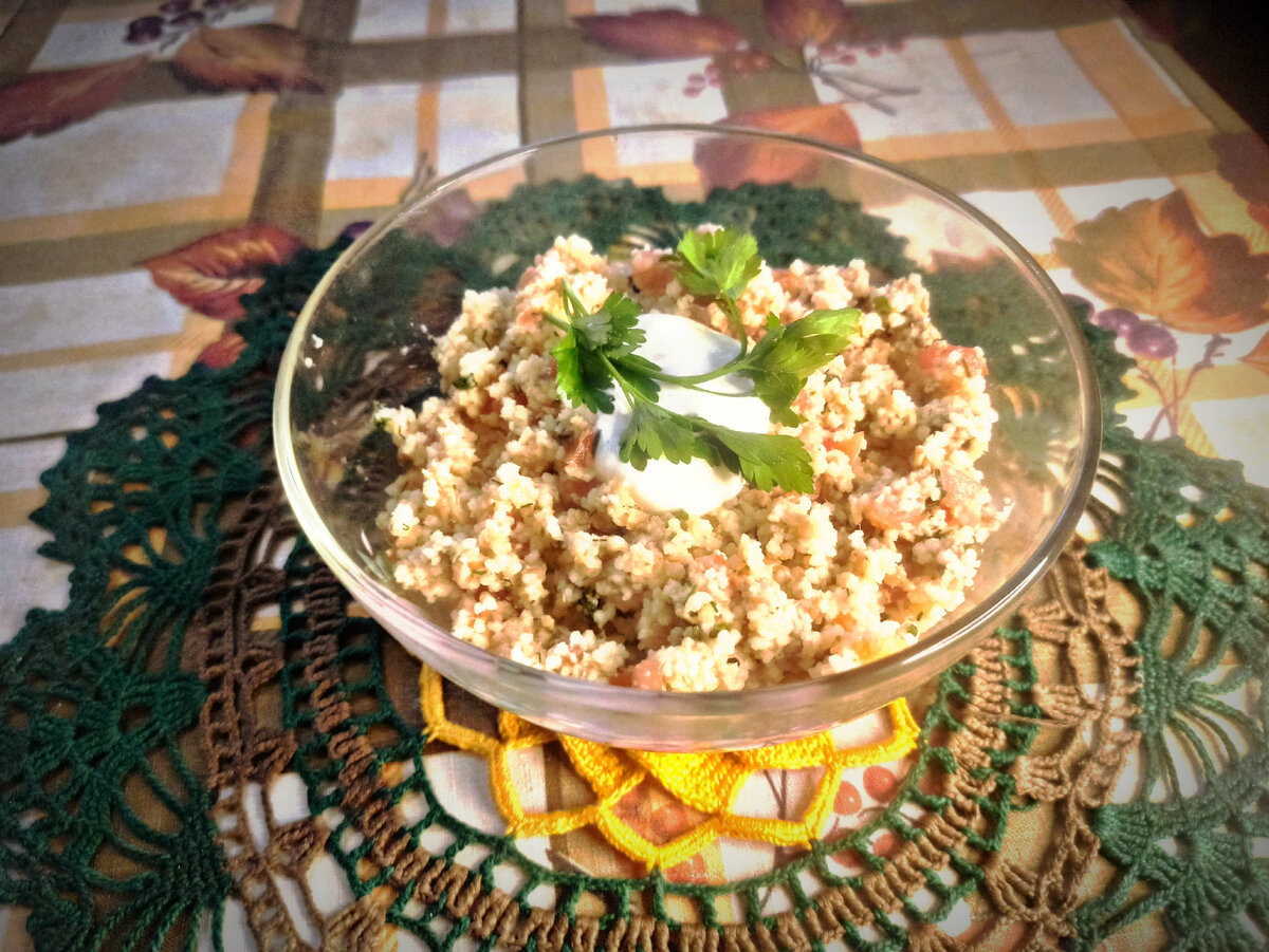 Сытный, полезный и очень вкусный салат из кускуса, консервированного тунца, свежих томатов и сладкого перца понравится всем!