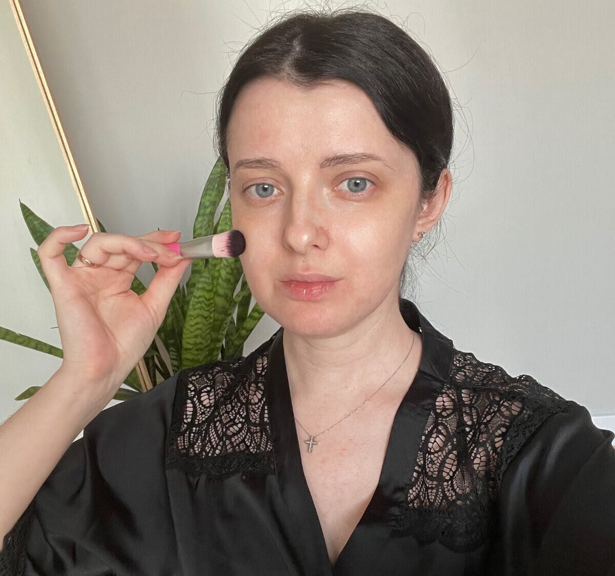 Я наношу пилинг кистью, так проще добиться тонкого слоя