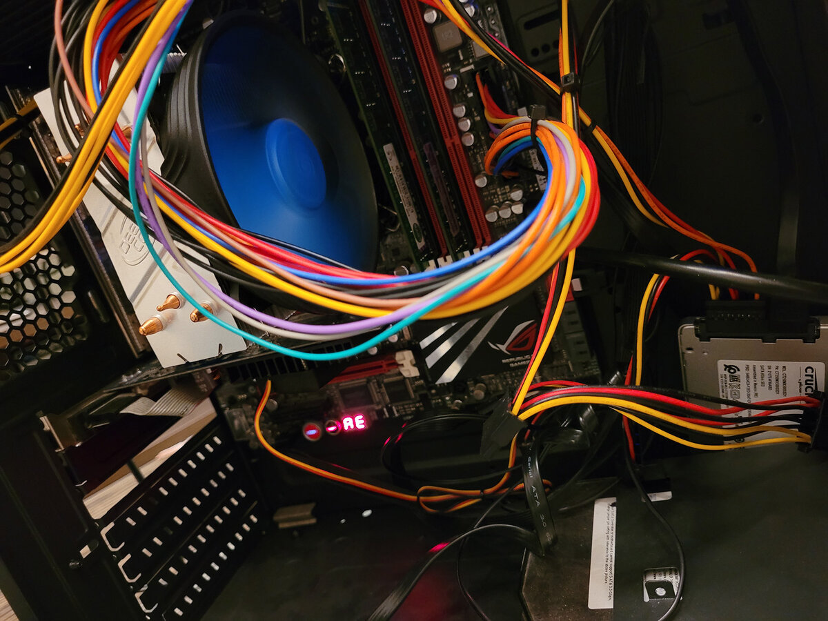 первым делом пришлось «пободаться с железом» - чтобы подружить Xeon и материнку. После установки процессора плата не хотела запускаться с кодом «20» (ошибка инициализации памяти) - пробовал разную память, менял слоты... всё ни как, пока наконец не сбросил настройки BIOS - после этого пикнула и завелась... правда пару первых запусков закончились зависанием, но после третьего перезапуска всё стало работать как часы - как буд-то им нужно было привыкнуть друг к другу :)