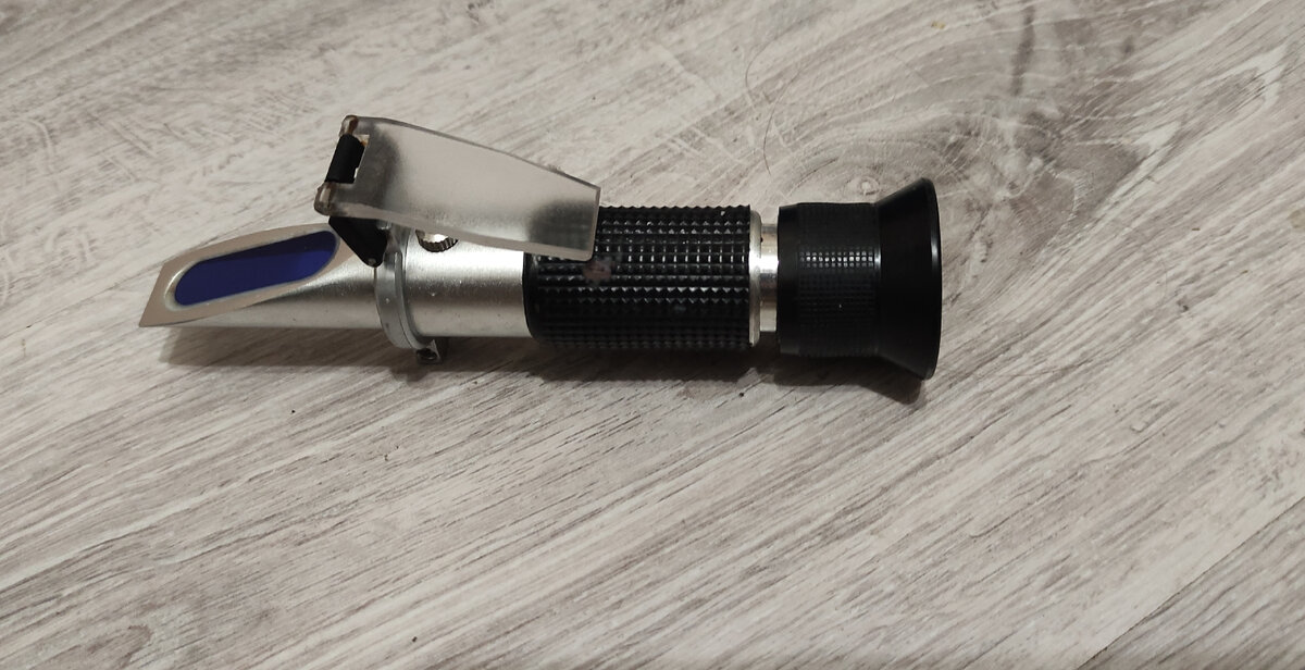 Так выглядит рефрактометр - прибор для измерения сахара в плодах и мезге