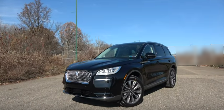 Дизайн передней и левой части кузова у Lincoln Corsair 2020 года.