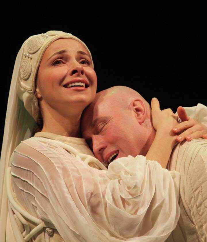  В роли царя Федора с Е. Гусевой в спектакле «Царство отца и сына» в Театре имени Моссовета / Фото: Владимир Федоренко / РИА Новости