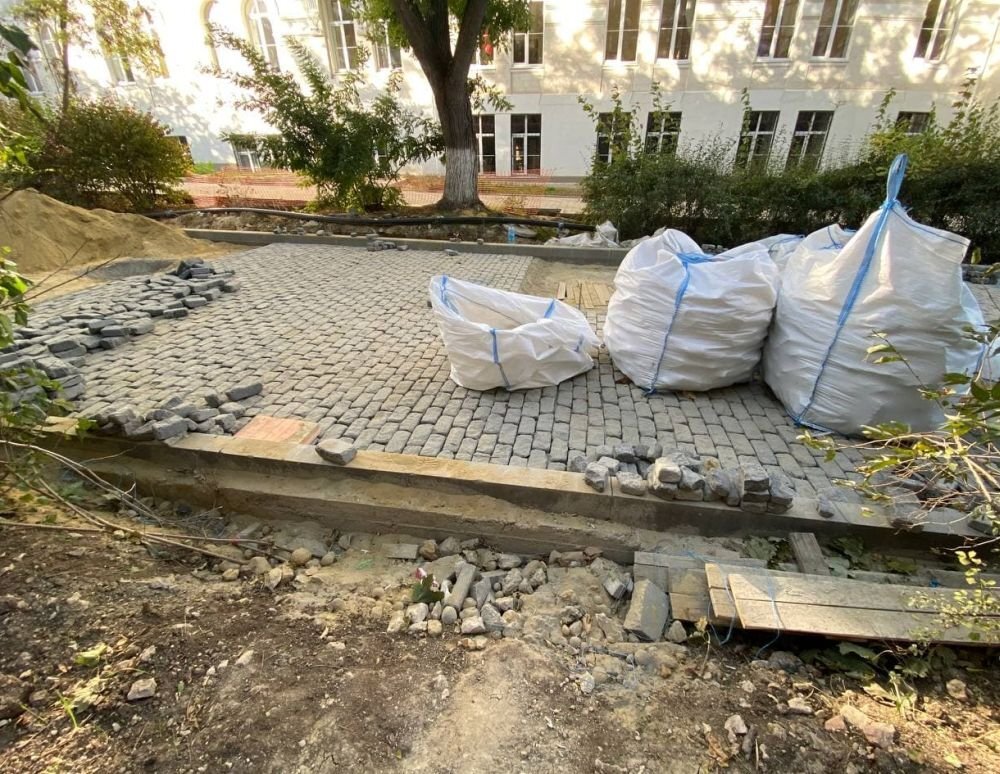 Укладка брусчатки на улице Суворова в Севастополе. Источник: "Изнанка Севастополя"