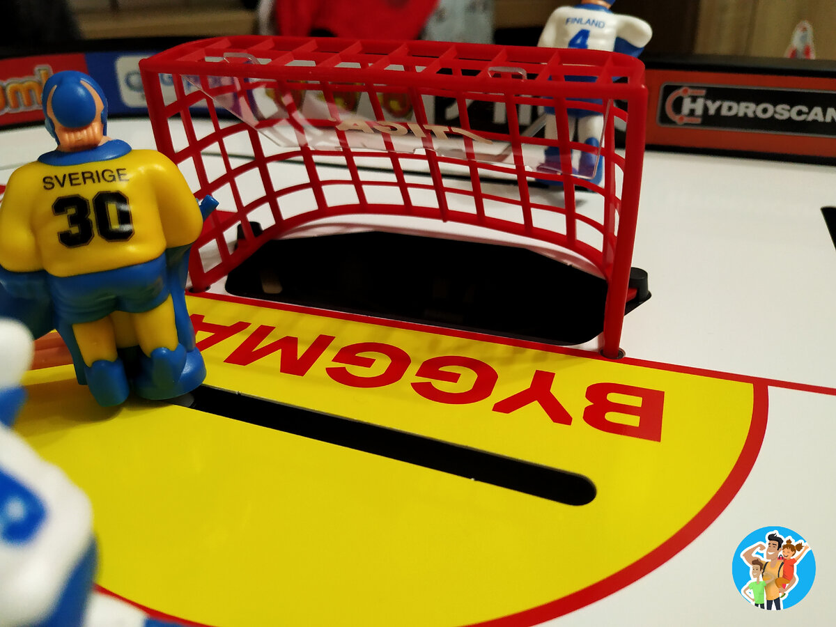 фигурки объемные, как настоящие хоккеисты. Клюшки металлические, что привело бы моего отца в восторг.  Листай👉