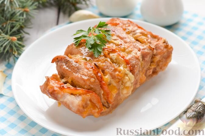 Гармошка из свинины с помидорами и сыром 