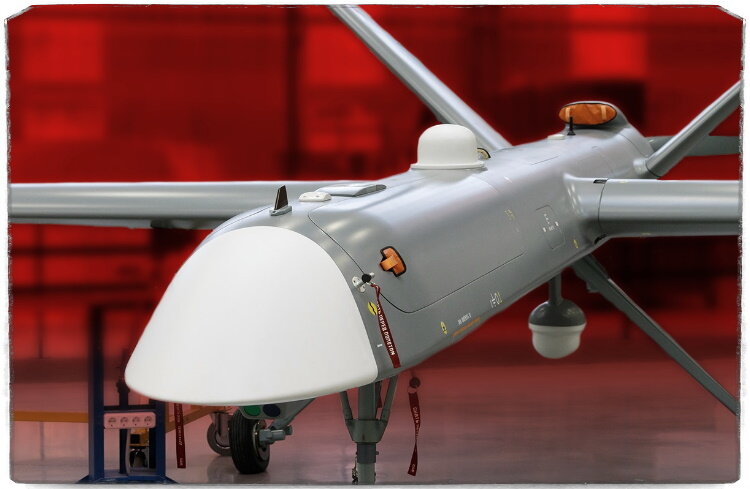 Источник: Минобороны России. БЛА "Орион" в базовой комплектации. Недавно машина получила систему спутниковой связи, что значительно увеличило дальность действия - теперь она ограничена только запасом топлива, которого хватает на сутки полёта.