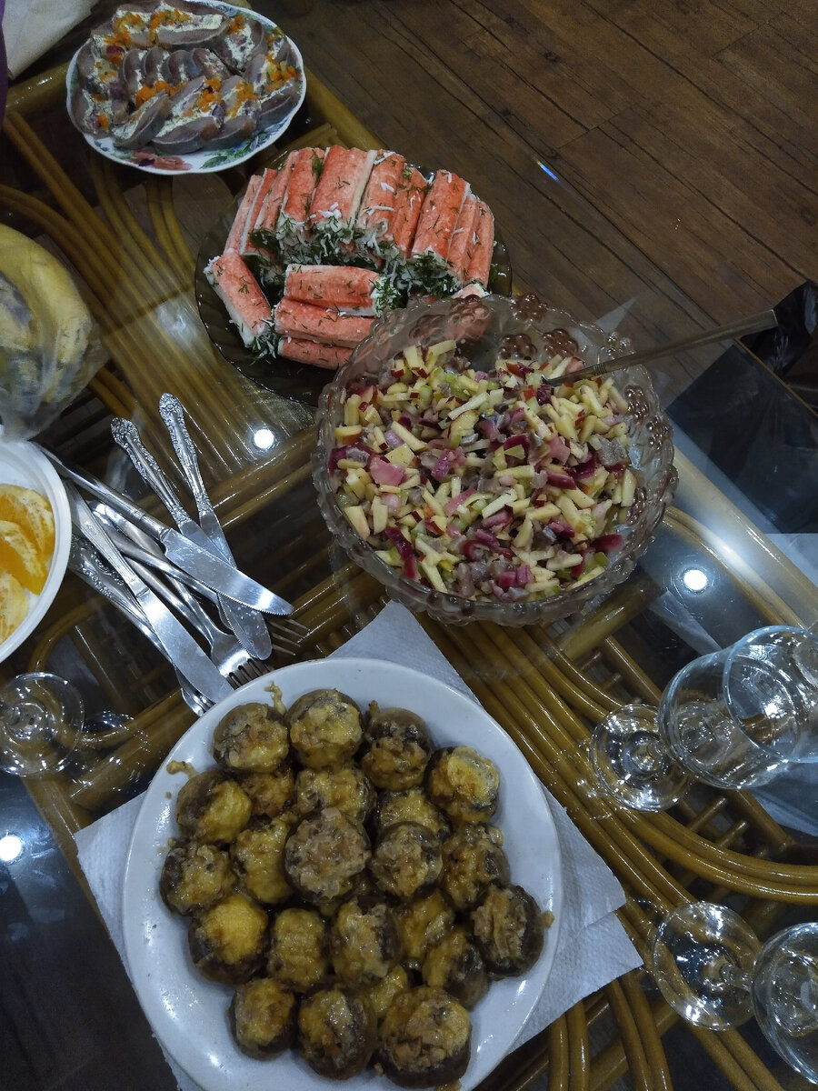 Сервировка лайт, поскольку условия не ресторанные, но это мелочи