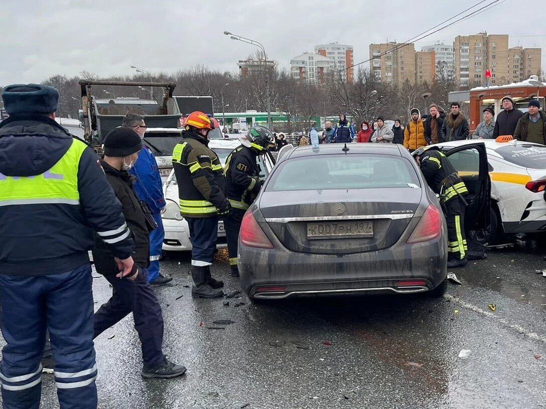 Мерседес миллиардера предположительно спровоцировал массовое ДТП в Москве |  Alexandr Moshkarov | Дзен