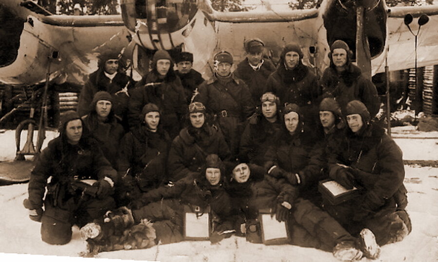 Экипажи 2-й эскадрильи 80-го бомбардировочного авиаполка на фоне бомбардировщика СБ, декабрь 1941 года