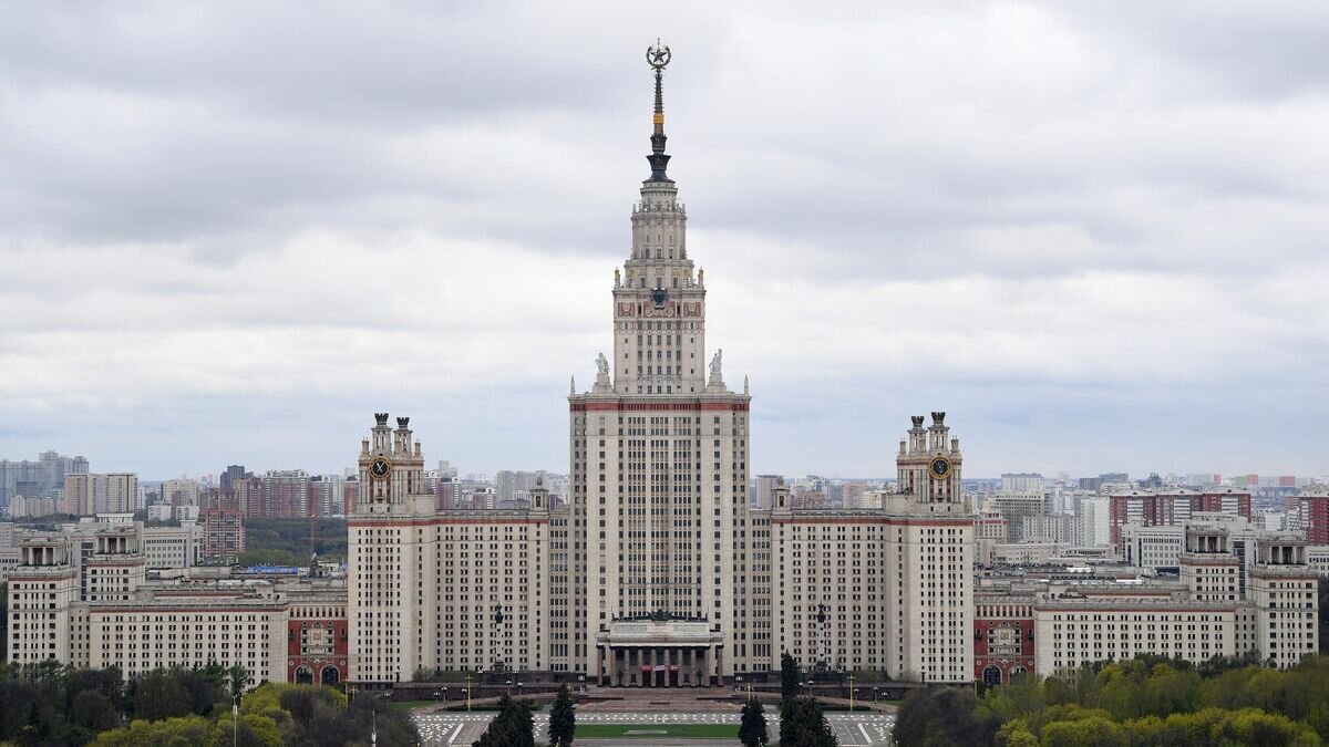    Здание Московского государственного университета имени М. В. Ломоносова на Воробьевых горах в Москве© РИА Новости / Павел Бедняков