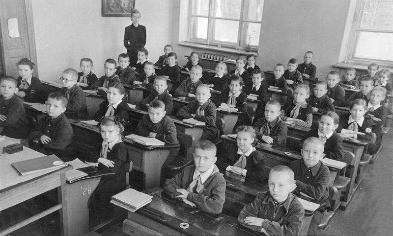 На уроке, 1955 год (фотография из другой московской школы, 613-й)