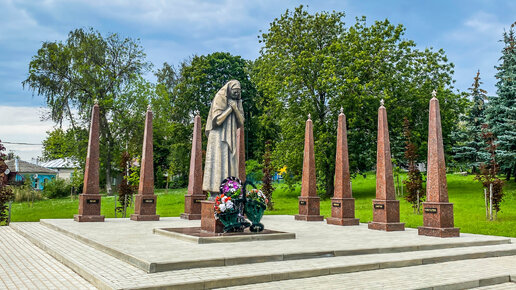 Город Задонск Липецкой области. Сквер Победы, мемориал и памятник матери, не дождавшейся своих сыновей