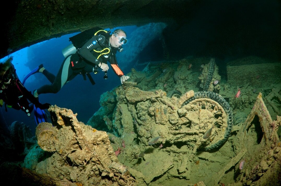 На дне красного. Корабль SS Thistlegorm, красное море. SS Thistlegorm затонувший британский корабль. Затонувший корабль в Египте Тистлегорм. Тистельгорм корабль Египет.