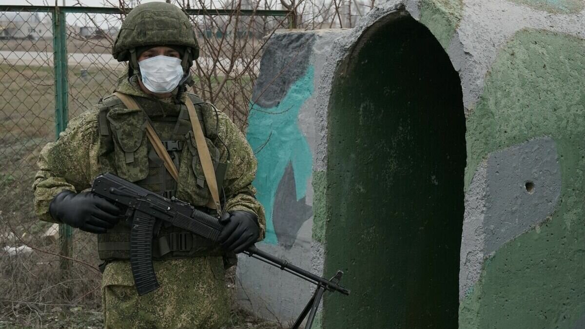     На некоторых домах в Ростове повесили таблички с обозначением укрытий на случай воздушной атаки, соответствующие фото стали публиковать в СМИ.