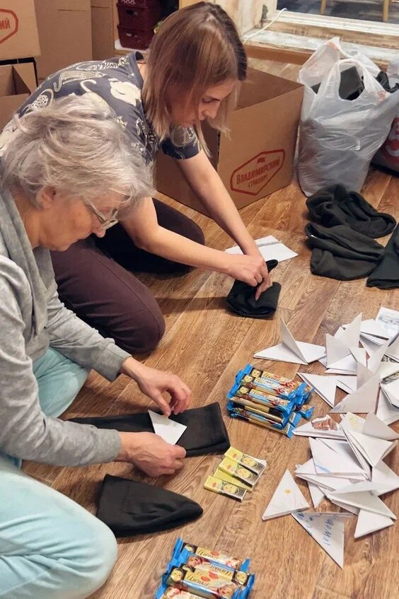 В каждое изделие обязательно вкладывают сладкий гостинец и детское письмо