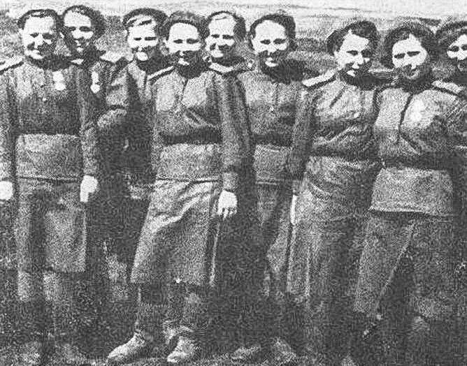 Группа девушек-снайперов. Татьяна Барамзина 4-я слева.
