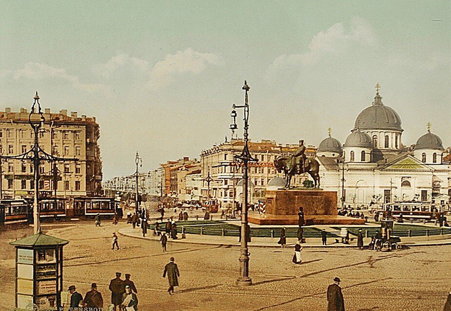 Знаменская площадь. Вид со стороны вокзала. Хорошо видны памятник Николаю Третьему и Знаменская церковь. 