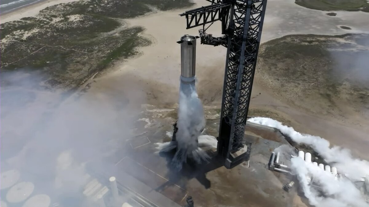 Работа водяной системы охлаждения стартовой площадки, фото SpaceX