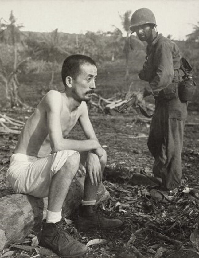 Капитан 2-го ранга Сайто Дзиро и захвативший его штаб-сержант Луис Доддо.  