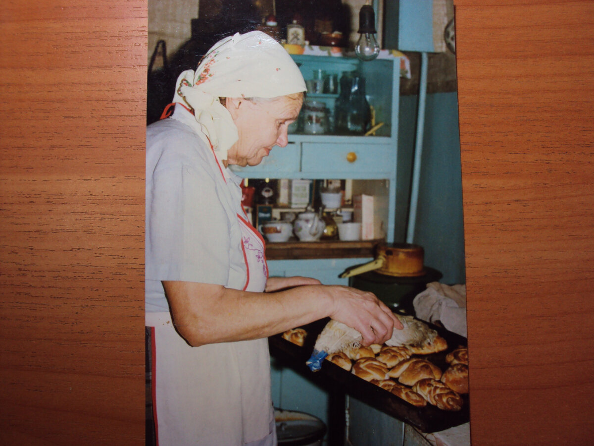 Плюшки к чаю самое то. Тогда еще была печка.   Фото из личного архива