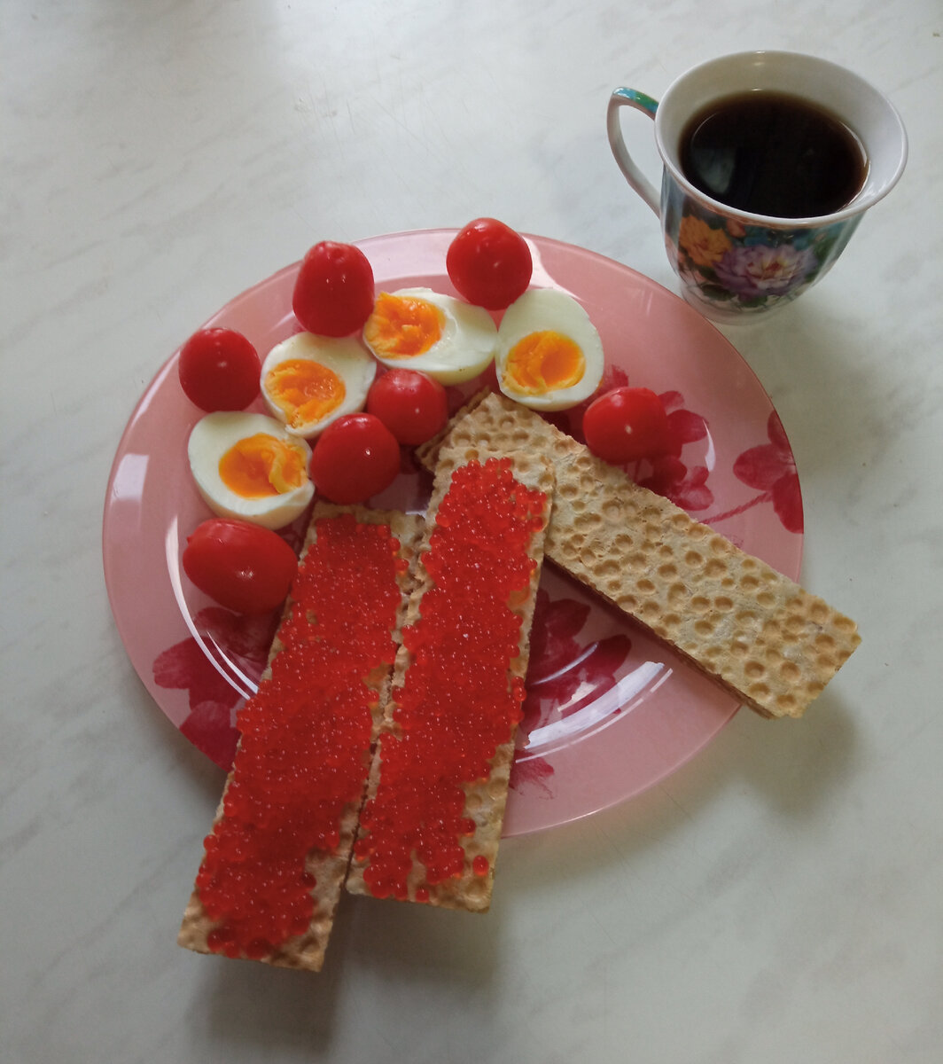 Завтрак  томаты черри-121гр., яйцо  отварное-99гр.,  хлебцы  вафельные  ржаные-17гр., икра имитированная-52гр.  К-371,75      Б-15,96     Ж-19,49        У-28,7.