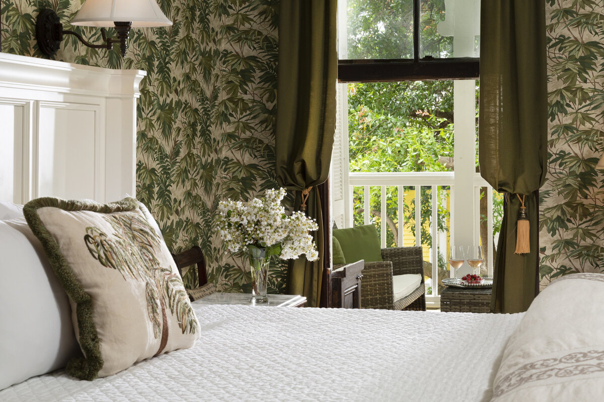     В цветок или в полоску? 6 вариантов обоев для маленьких комнат