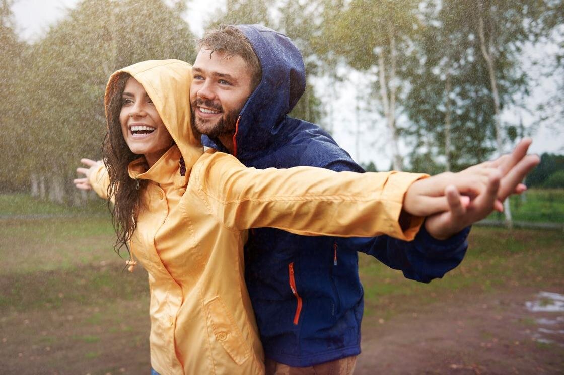    Парень с девушкой под дождем:Freepik