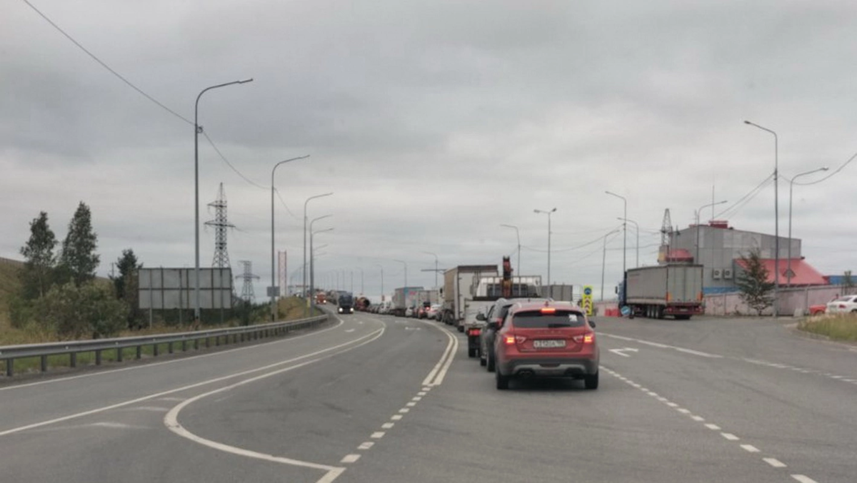    В Югре автомобилисты продолжают жаловаться на огромные пробки в районе моста через Обь около Сургута