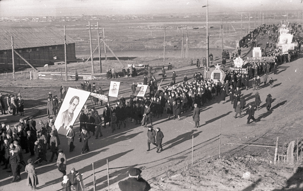           Шествие 1 мая с Ленинского (Кизического) моста на улицу Баумана, 1949г