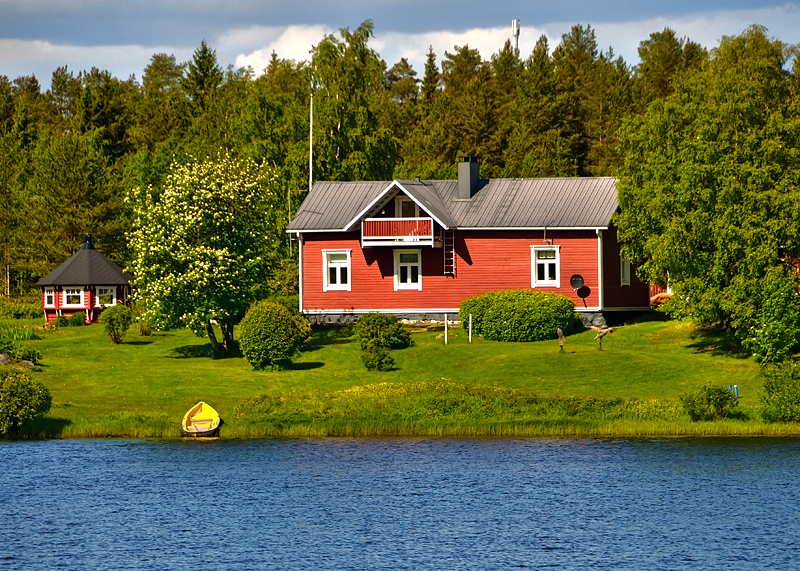 Наш дом был недалеко от озера. Домик у озера. Домик на берегу озера. Дом у берега озера. Финляндия домик у озера.