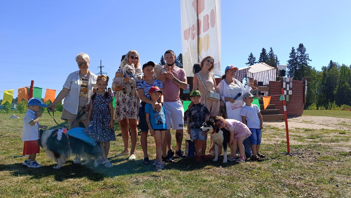 Участники показа мод и ведущая-организатор - Анна Романова