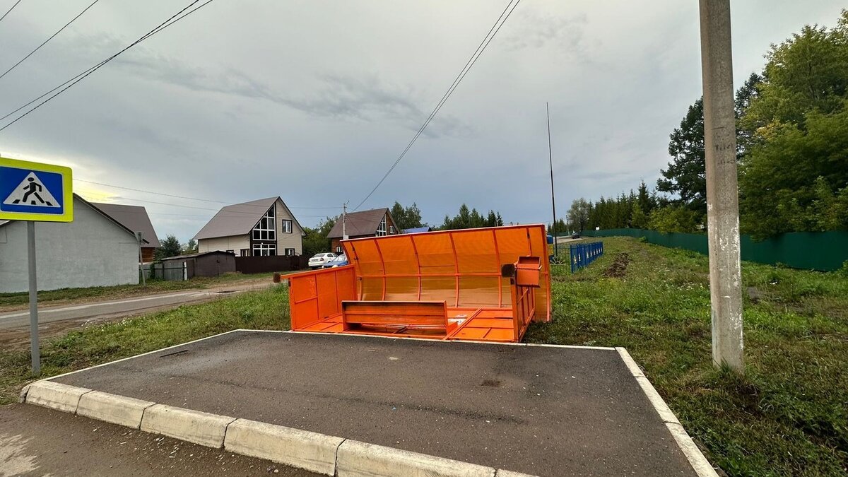     Остановка упала на девушку и парня в селе Иглино, когда они прятались от дождя и сильного ветра.