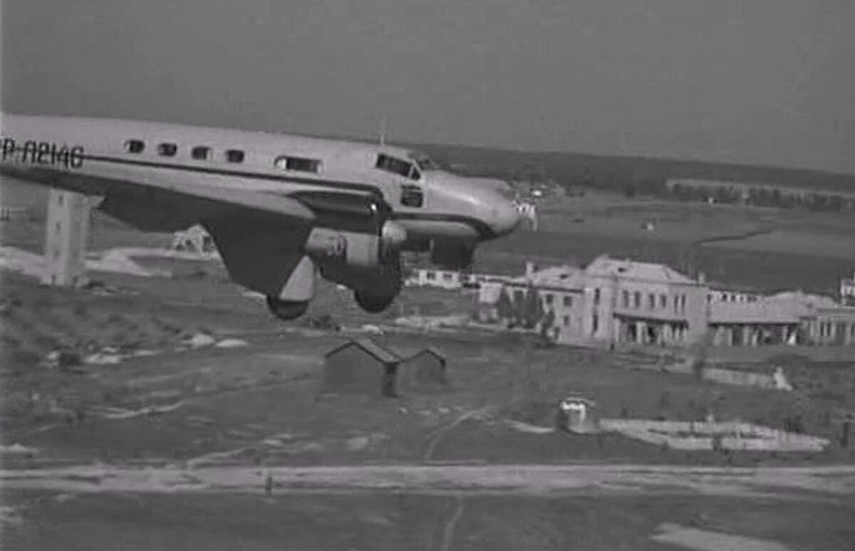 Гражданский самолет ПС-89. Кадр из фильма