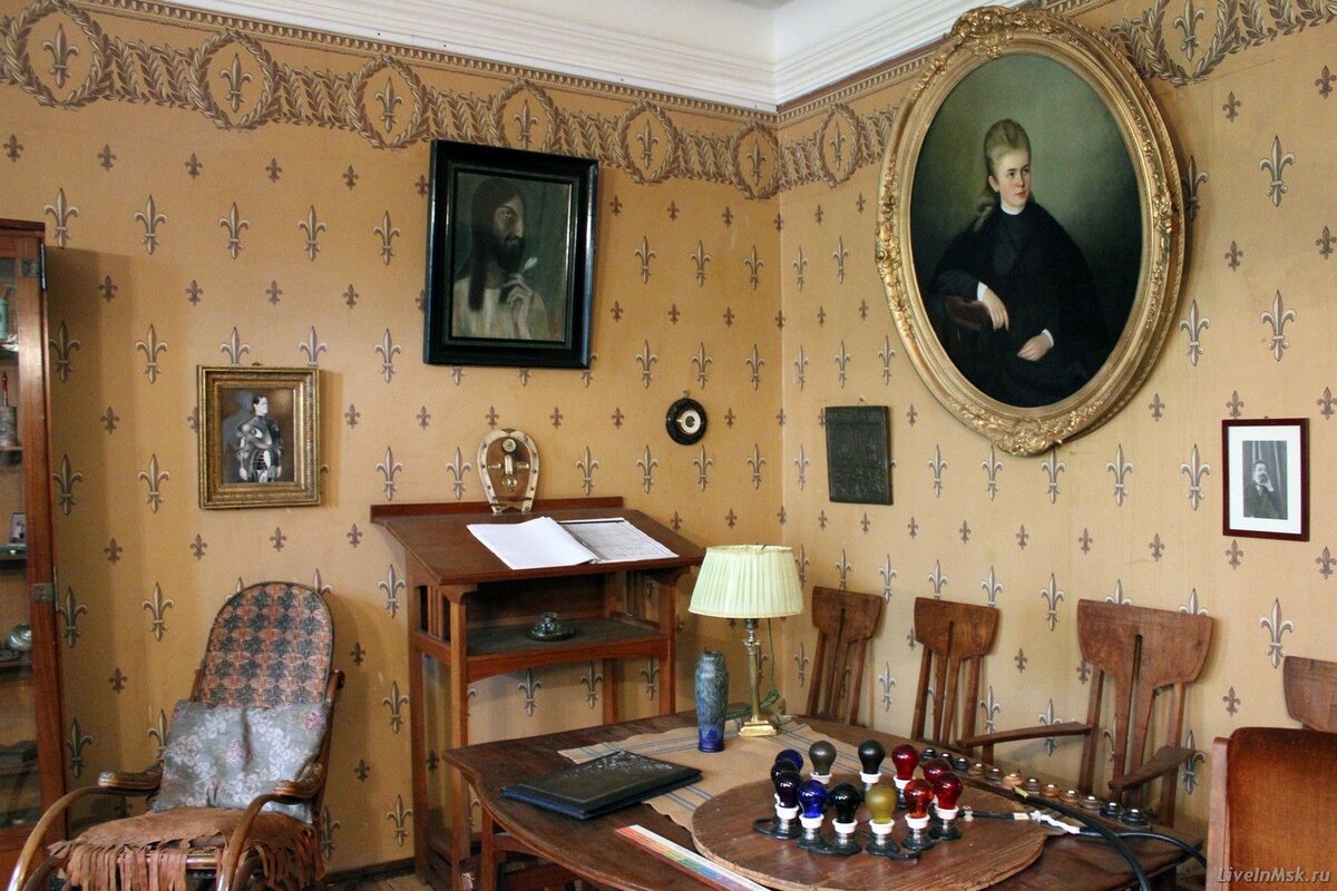 Конторка композитора Александра Скрябина. 
Высокий стол-конторка находится в рабочем кабинете Скрябина. Александр Николаевич, щепетильно относившийся к своей внешности и осанке, предпочитал работать стоя.

Композитор так описывал своим знакомым процесс сочинения: «Когда я пишу, я не подхожу к инструменту пока не закончу произведения, иногда неделями. А потом проигрываю уже готовую вещь».
