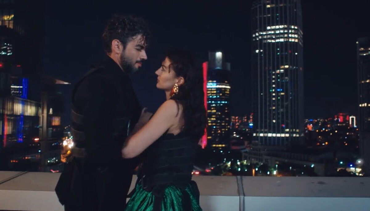 Кадр из турецкого сериала Душа не слышит (ни сном, ни духом / даже не заметишь)