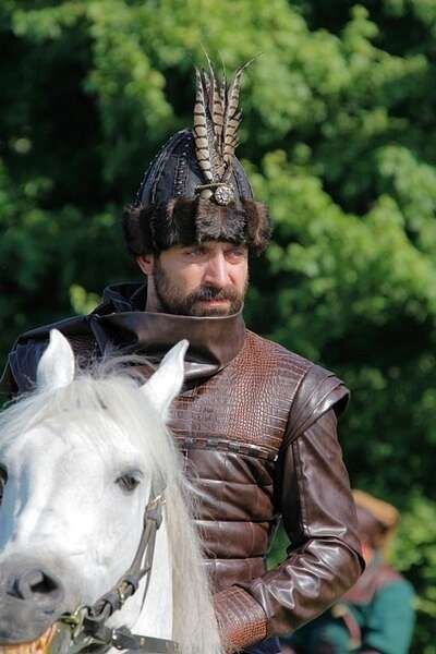 Сулейман беседует с Батуром источник:artofit.org