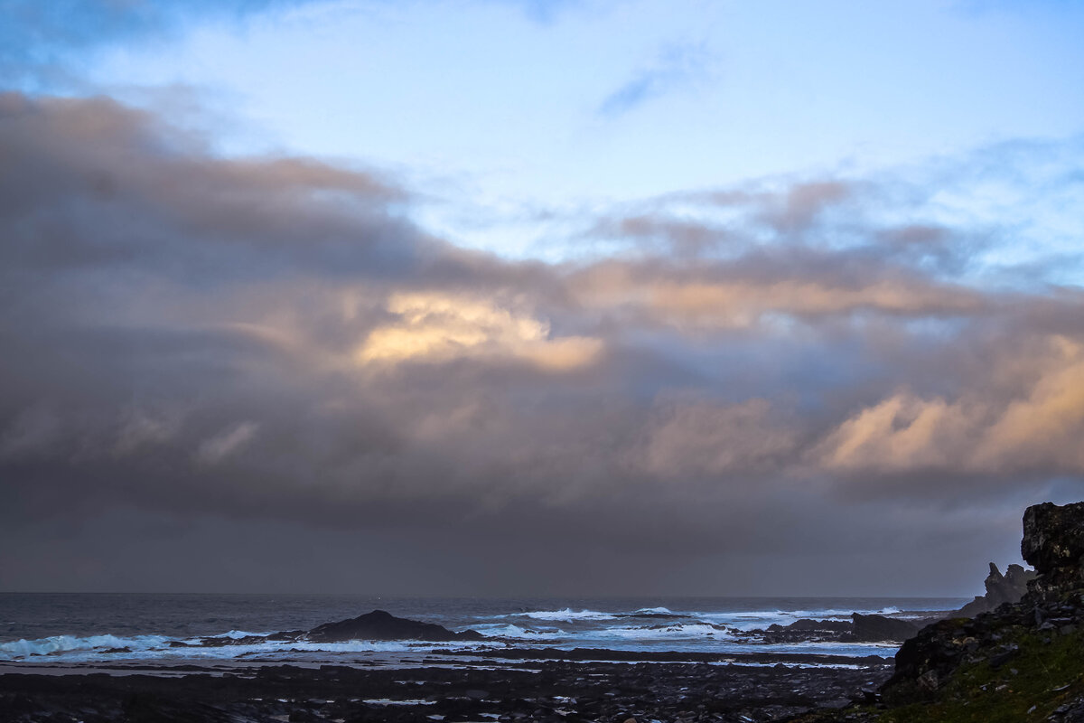Однажды побывав в этих удивительных местах ты влюбишься в север и он будет сниться и манить всю жизнь. Эти пейзажи не возможно забыть и спутать с какими то другими. Места где небо сливается с океаном и каждый живет своей неповторимой жизнью. 